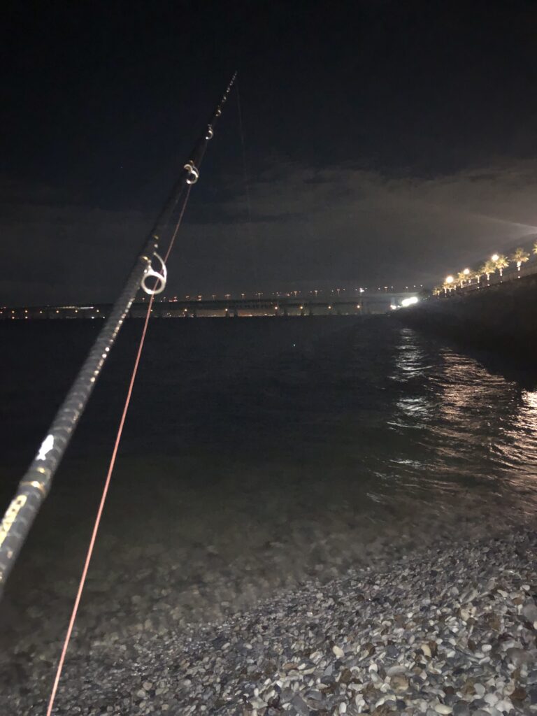 せんなん釣り,マーブルビーチ,夕日,りんくう公園,りんくうアウトレット,テトラ,駆け上がり,ガシラ,ウキ釣り,夜釣り,ウキ釣り,アオイソメ,雲がいい感じ,砂利浜,マーブルビーチ端,カフェ,ルアーロッド,